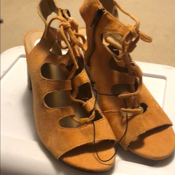CHARMING CHARLIE | Block Heel Sandals Yellow Sz 8 - Picture 1 of 2
